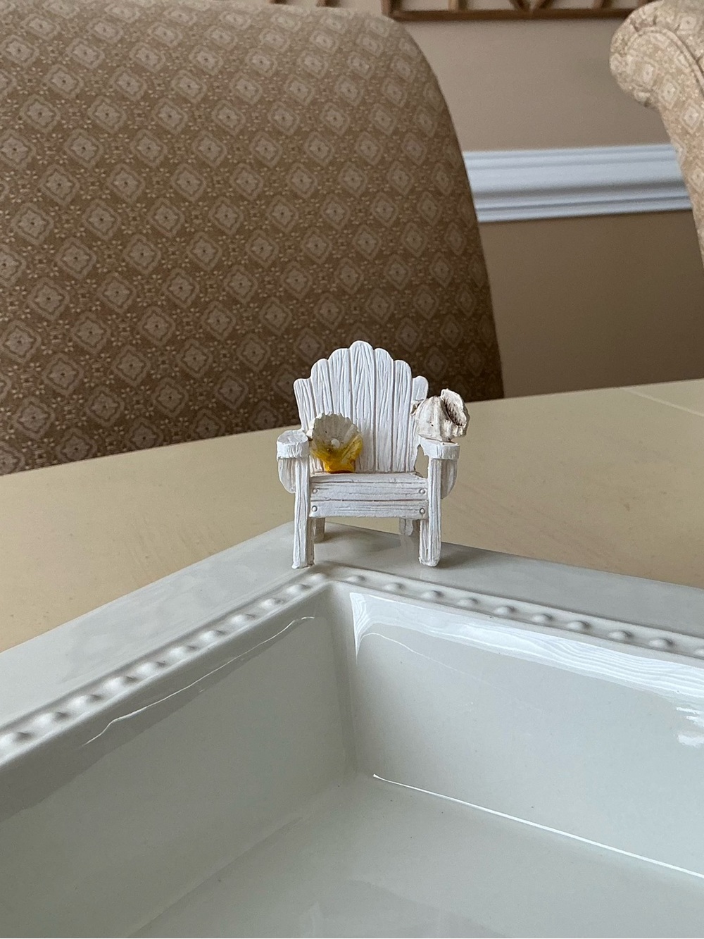White Adirondack Summer Beach Chair With 2 Seashells Platter Decoration 🏖